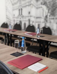 sala na konferencję przygotowana do spotkania, w hotelu garni