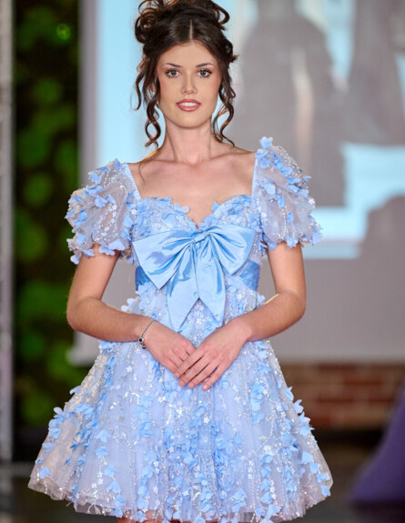 Koktajlowa sukienka mini z kryształkami od Sherri Hill zaprezentowana na wybiegu