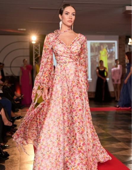 delikatna kobieca sukienka na modelce