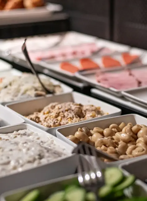 bufetowe śniadanie w garnish