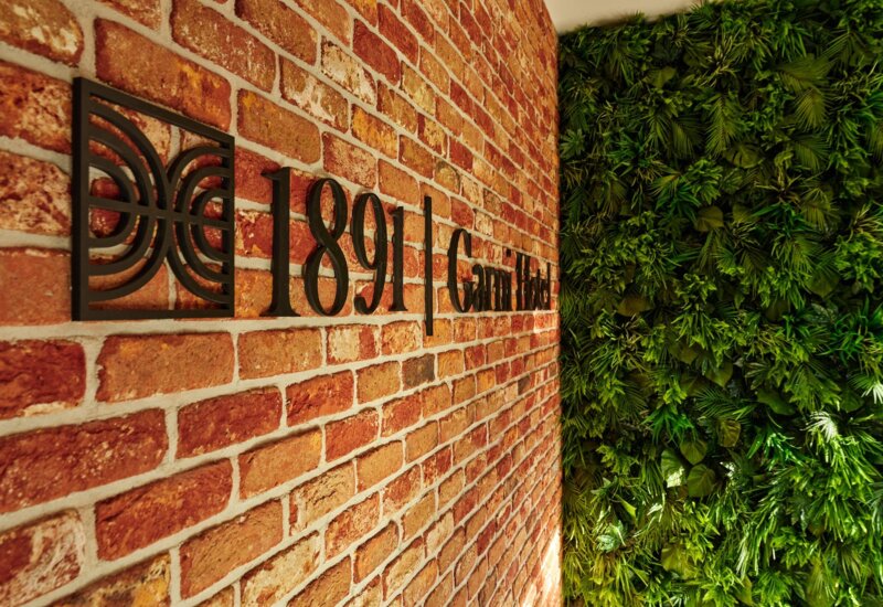 wall with logo of garni hotel
