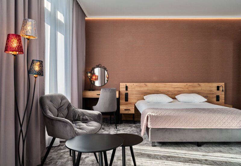 Room with a large bed and elegant details at Garni Hotel