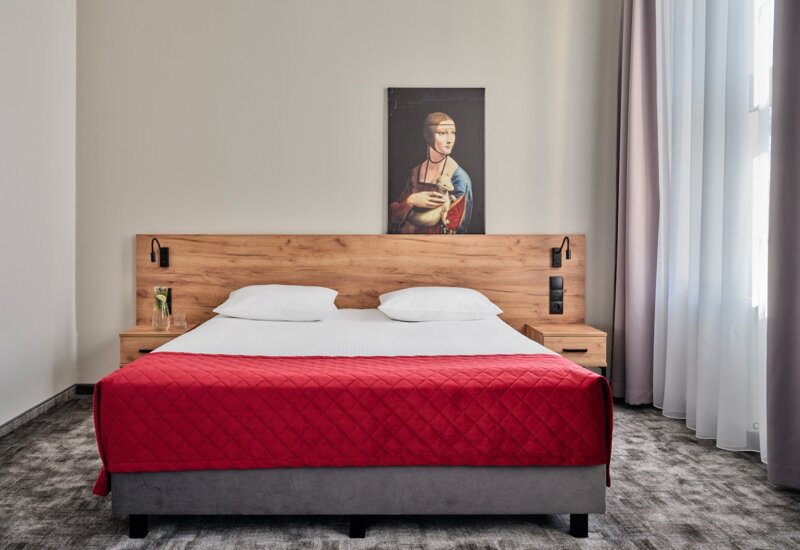 Room with a replica of Lady with an Ermine.