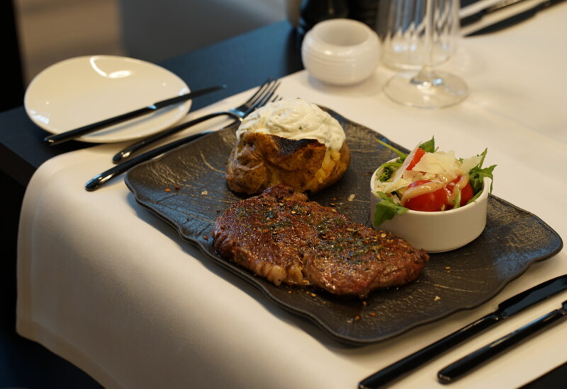 Impressive Spanish meat dish at the restaurant Sobre de la Mesa