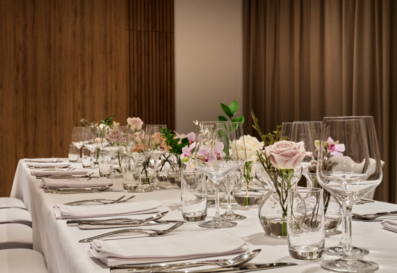 Stylish tables with decorations for the event – perfectly tailored to the nature of the event, empha