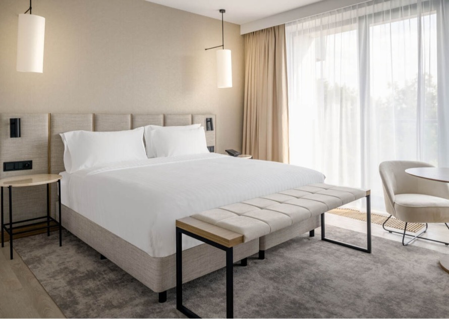 dwuosobowy, jasny pokój z wygodnym łóżkiem