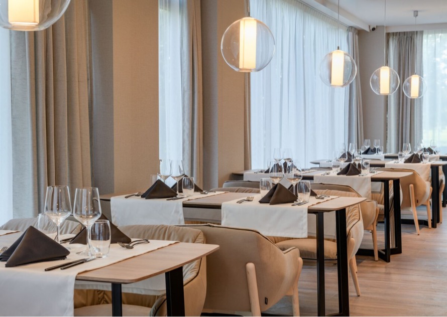 klimatyczne wnętrze jasnej restauracji z kuchnią hiszpańską