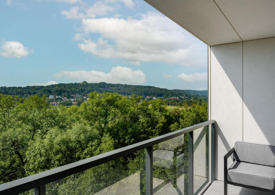 widok na zielone otoczenie z balkonu hotelu