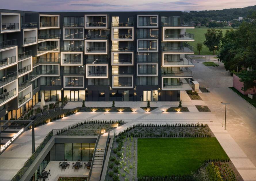 Ujęcie z drona na gmach AC Hotel w Krakowie z widokiem na okolicę