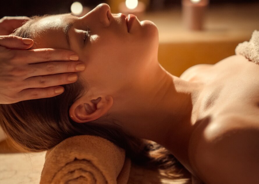 Odprężający masaż twarzy dla efektu głębokiego nawilżenia i regeneracji skóry