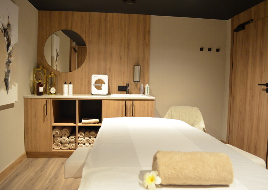 Sala do zabiegów pielęgnacyjnych w spa w Krakowie – komfortowa przestrzeń dla pełnego relaksu.