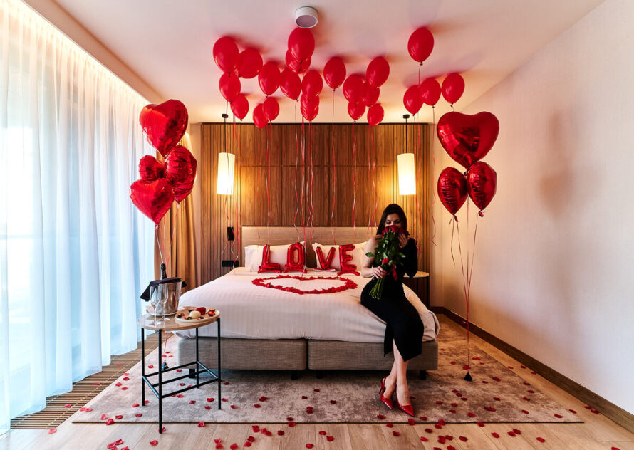 Modelka w pięknie udekorowanym romantycznym pokoju hotelowym.