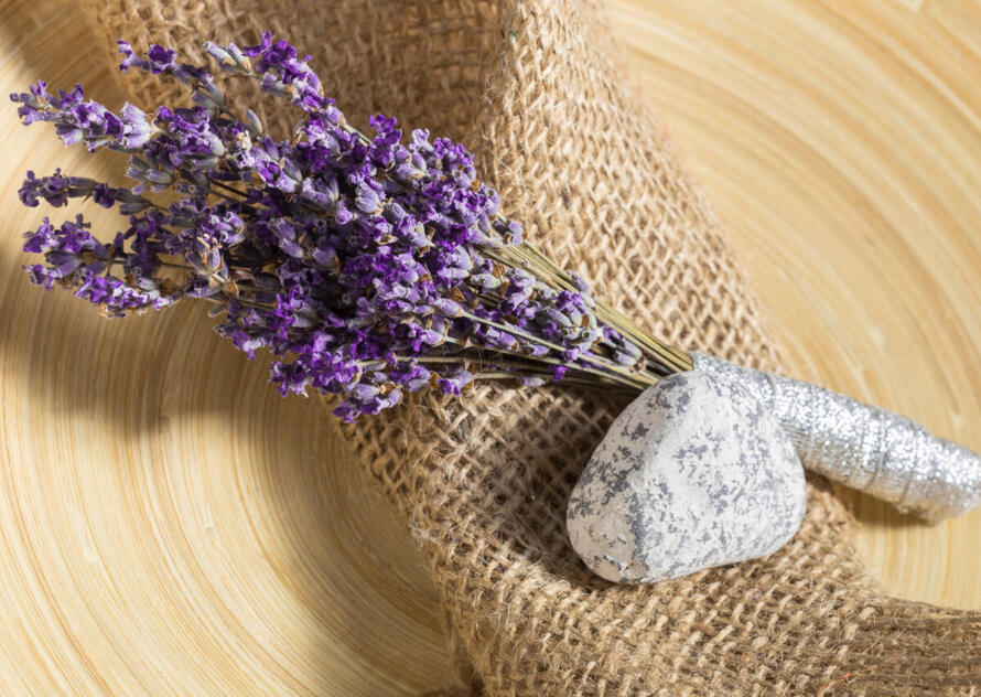 Ilustracja konceptu rytuału lawendowego – relaks i aromaterapia w luksusowym wydaniu.