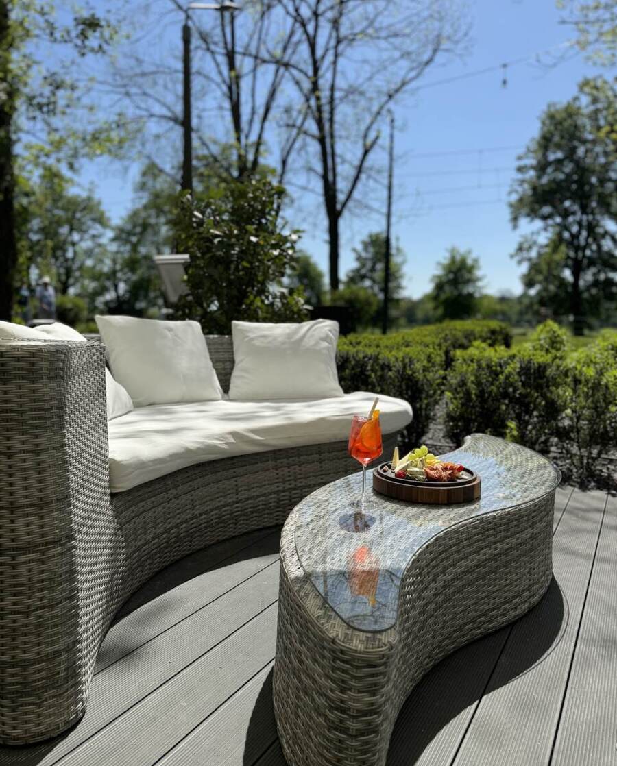 Widok z hotelowego patio z elegancką deską serów i drinkiem