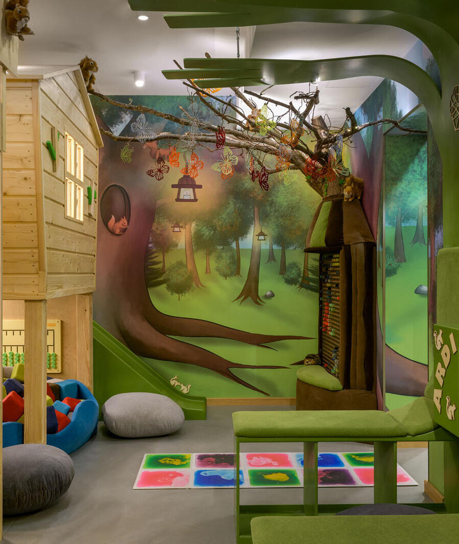 Strefa zabaw dla dzieci w hotelu, pełna radości i aktywności