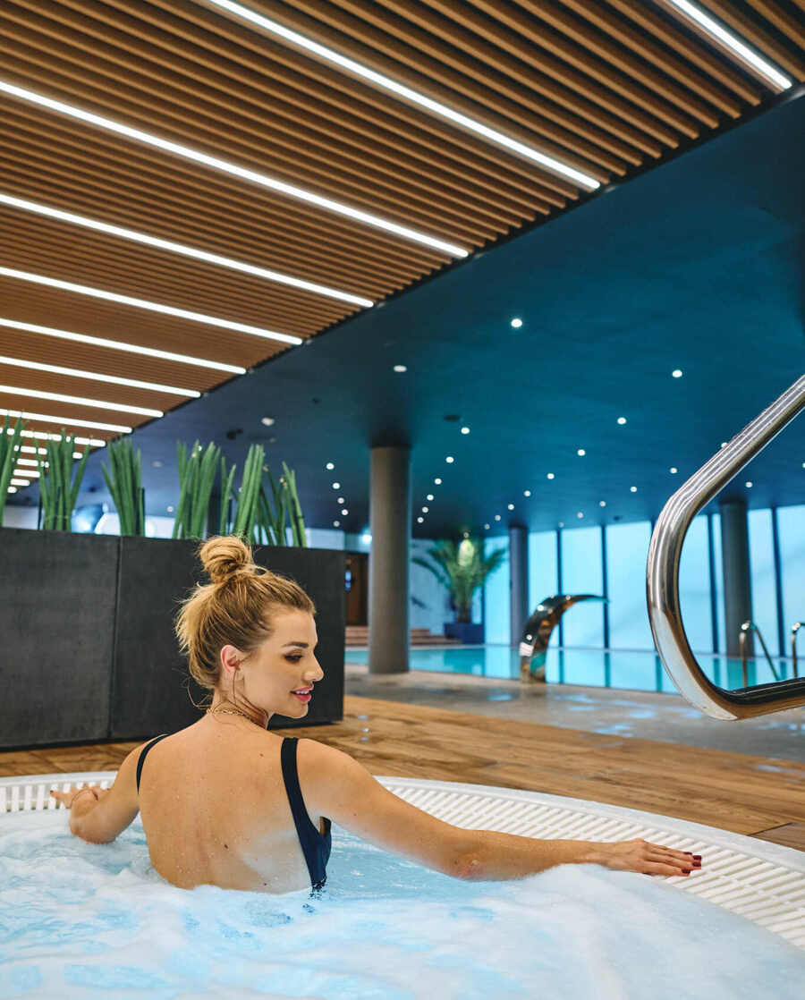 Nowoczesne jacuzzi w strefie spa w Krakowi