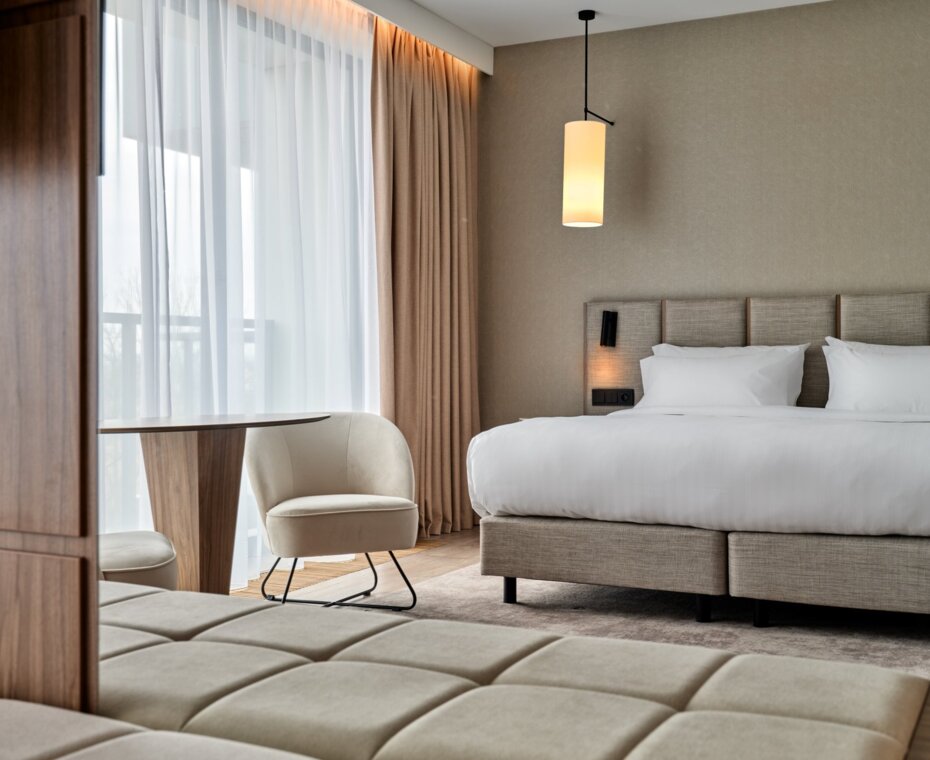 Pokój dwuosobowy w eleganckim hotelu w Krakowie, z panoramicznymi oknami i widokiem na Błonia Krakow