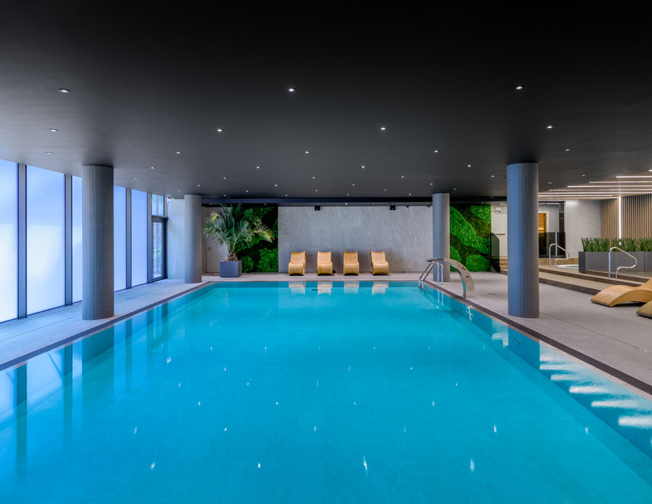 Strefa wellness z basenem w hotelu w Krakowie – relaks i komfort na wyciągnięcie ręki.