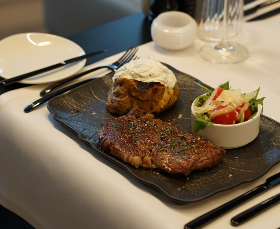 imponujące mięsne danie kuchni hiszpańskiej w restauracji sobre de la mesa