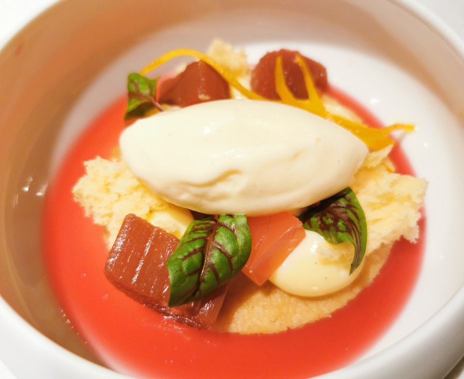 Ein Faszinierendes Hauptgericht in Intensiven Farben im Spanischen Restaurant Sobre de la Mesa