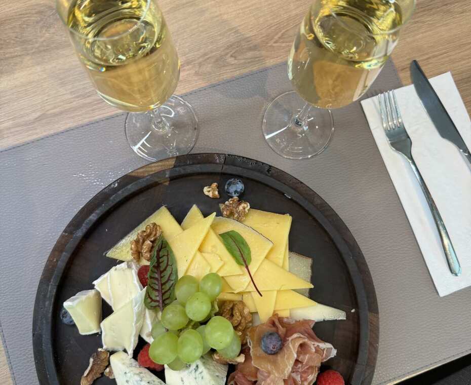 Wino i deska serów dla dwojga w ogrodzie restauracyjnym