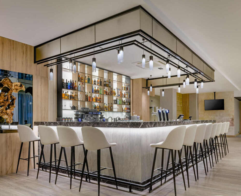 Lounge bar in the reception area – an elegant relaxation zone, perfect for meetings and unwinding.