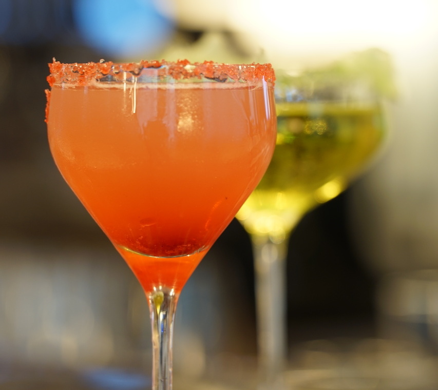 Elegancka kompozycja z drinkiem w luksusowej scenerii