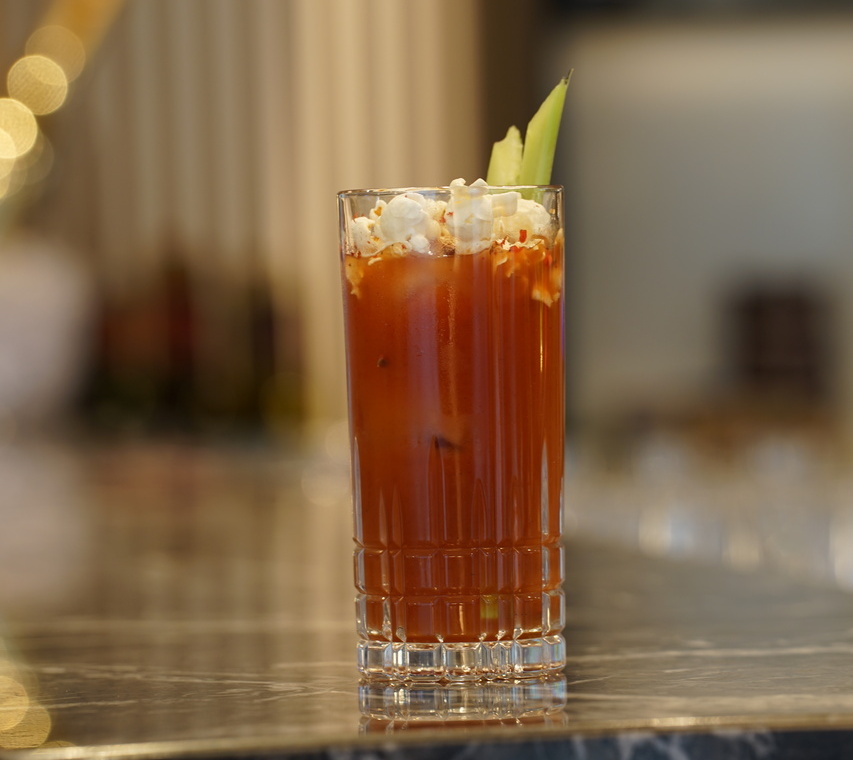 Subtelna elegancja w kieliszku z finezyjnym koktajlem