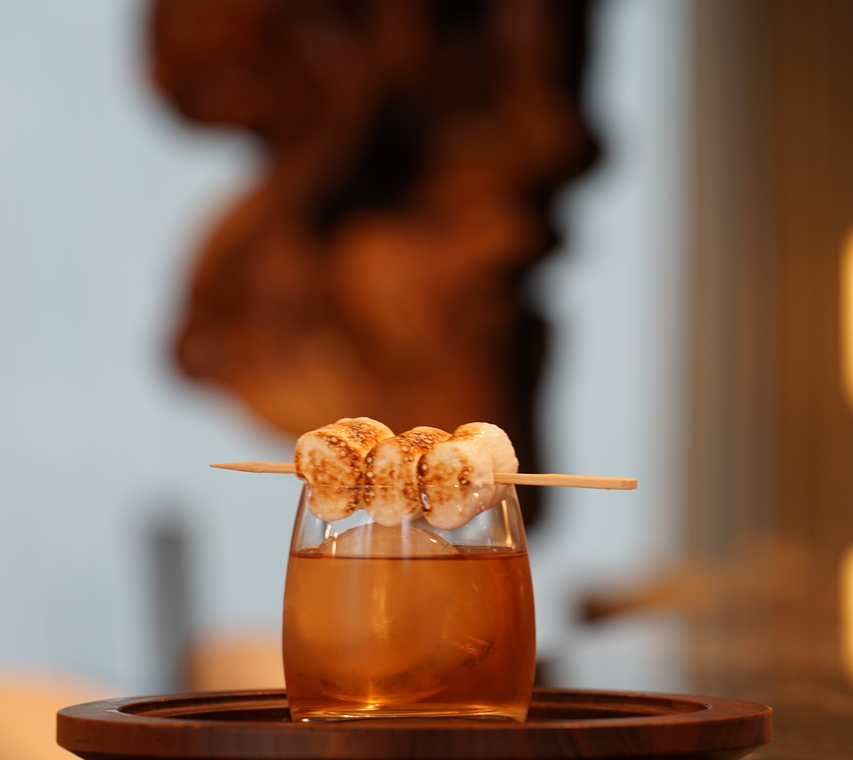 Kreatywna kompozycja drinka w towarzystwie nowoczesnego designu