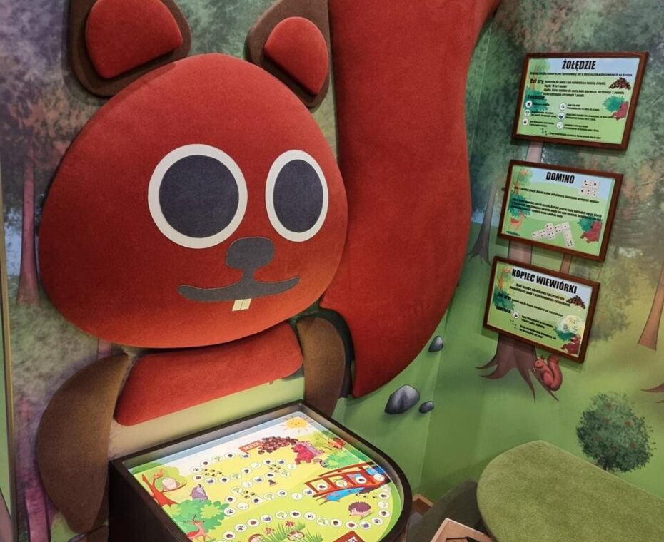 Bezpieczna i pełna atrakcji strefa dziecięca, gdzie maluchy mogą bawić się i rozwijać