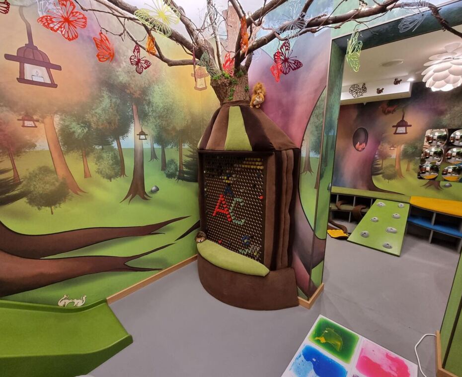 Nowoczesny i pełen atrakcji Kids Club, zaprojektowany, aby zapewnić dzieciom mnóstwo radości i zabaw