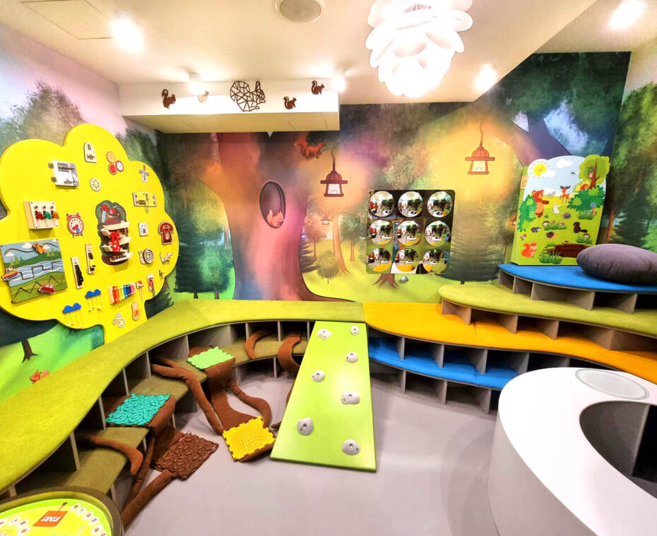 Rodzinna strefa zabaw z przyjazną atmosferą, w której dzieci mogą spędzać czas w radosny sposób