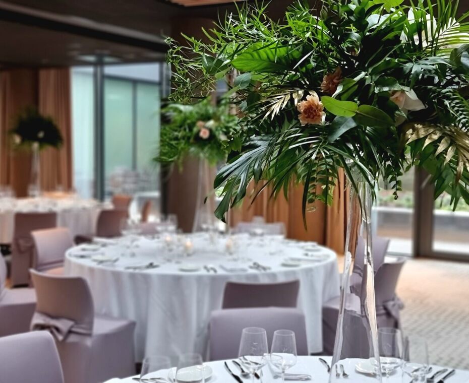 Elegant event hall arrangement – stylish table settings, candles, and fresh flowers create a unique