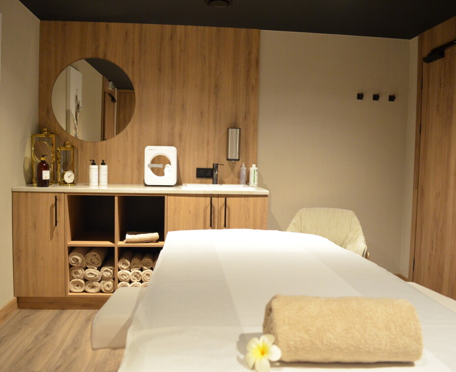 Sala do zabiegów pielęgnacyjnych w spa w Krakowie – komfortowa przestrzeń dla pełnego relaksu.