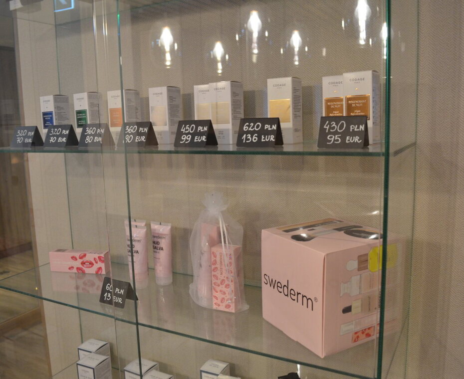 Gablota pełna kosmetyków Codage możliwych do zakupu – ekskluzywna pielęgnacja dostępna na miejscu.