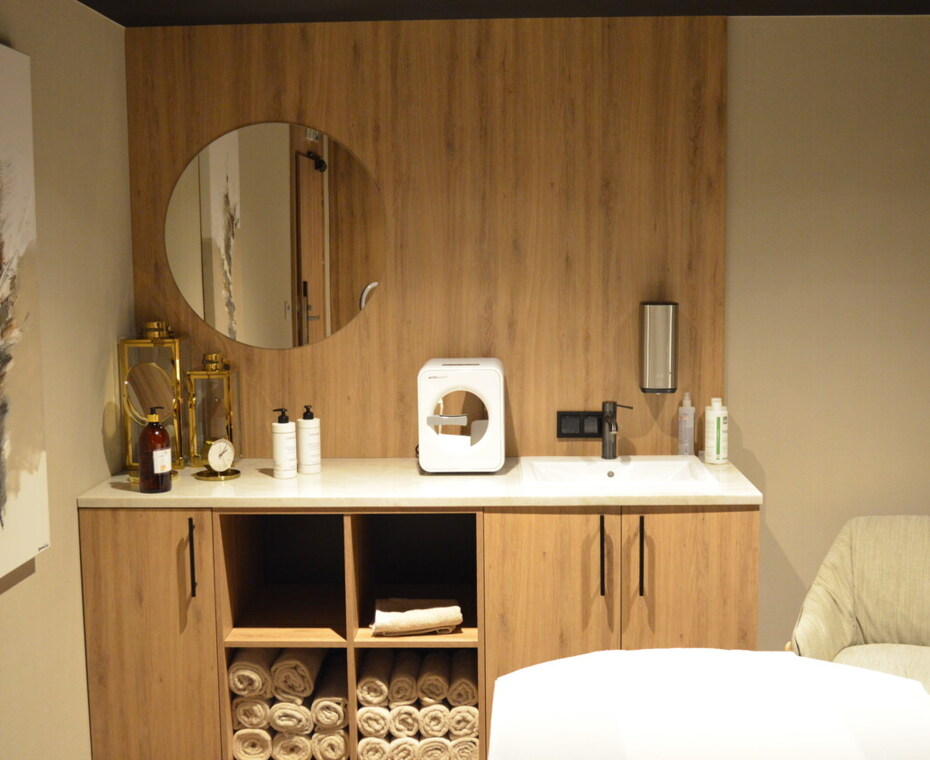 Dobrze wyposażona przestrzeń zabiegowa – komfort i nowoczesność dla najwyższej jakości pielęgnacji.