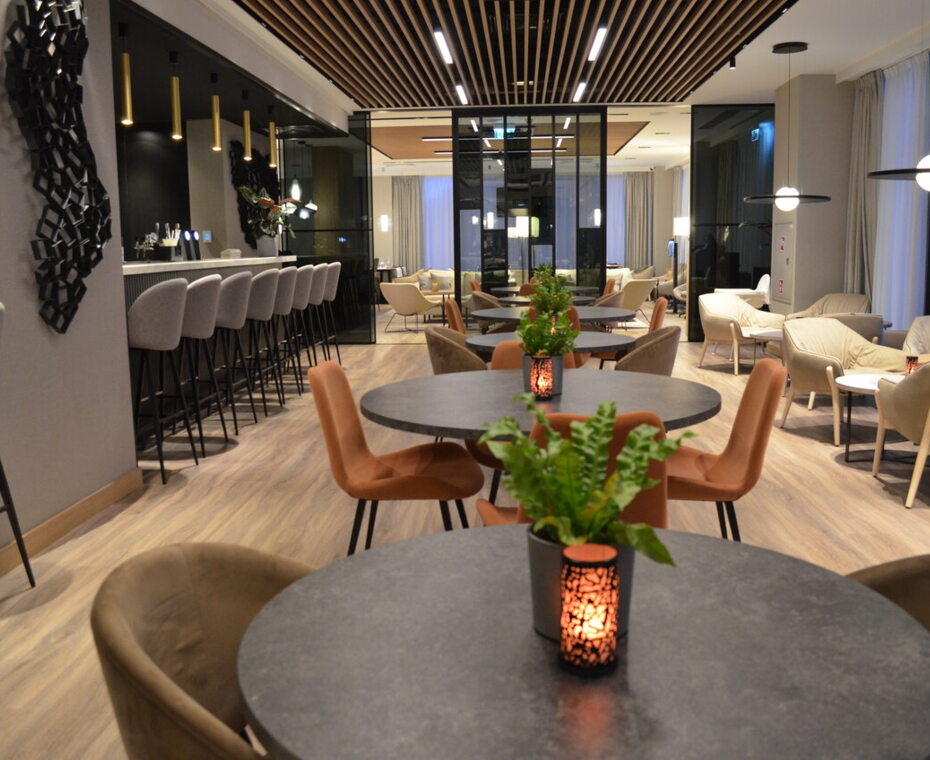 Cozy table for two in an atmospheric restaurant – a perfect choice for a romantic dinner.