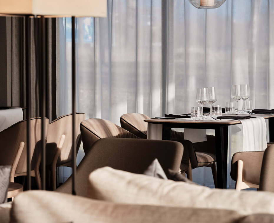 Table in the à la carte section – an exclusive space for discerning guests.