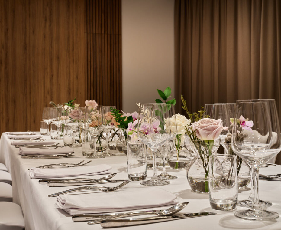 Stylish tables with decorations for the event – perfectly tailored to the nature of the event, empha