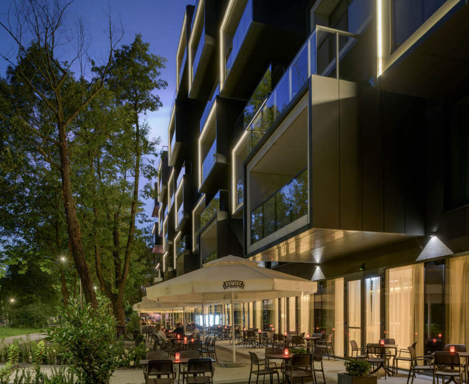 Ujęcie fasady wyjątkowego hotelu 4-gwiazdkowego w Krakowie – elegancka i nowoczesna architektura, kt