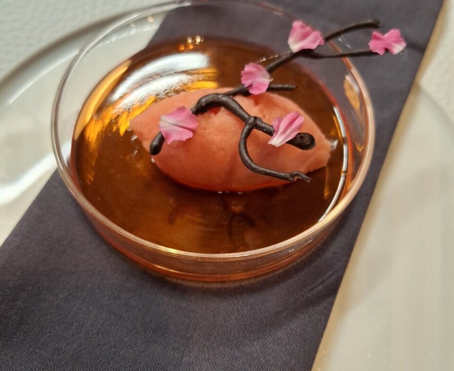 Piękne danie w klimacie surrealizmu – połączenie sztuki i kulinarnej pasji na talerzu.