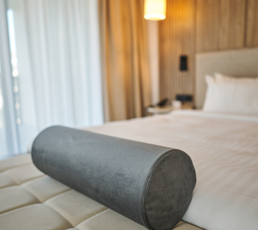 Wałek do masażu w hotelowej strefie relaksu.