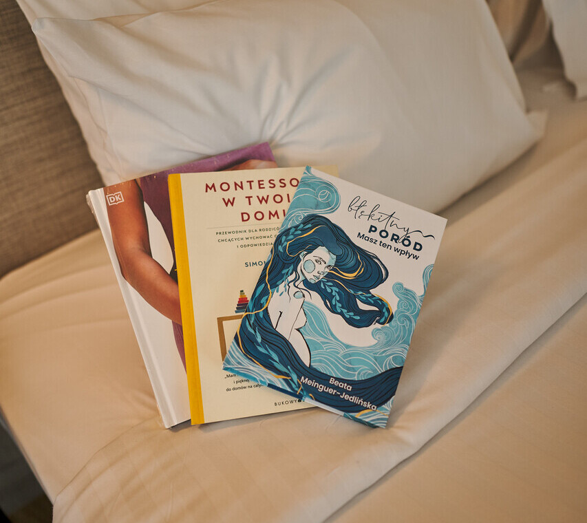 Książki parentingowe dostępne dla gości.