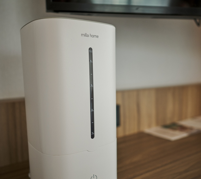 Nawilżacz powietrza w pokoju hotelowym.