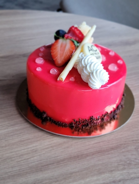 Monoporcja z personalizowanym brandingiem, elegancka i kreatywna.