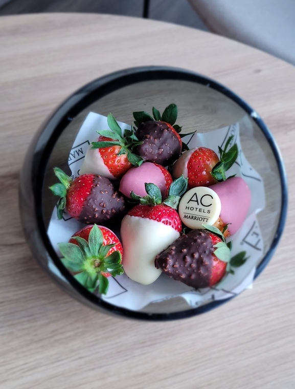 Truskawki w czekoladzie, idealne na przyjęcie, elegancko podane.