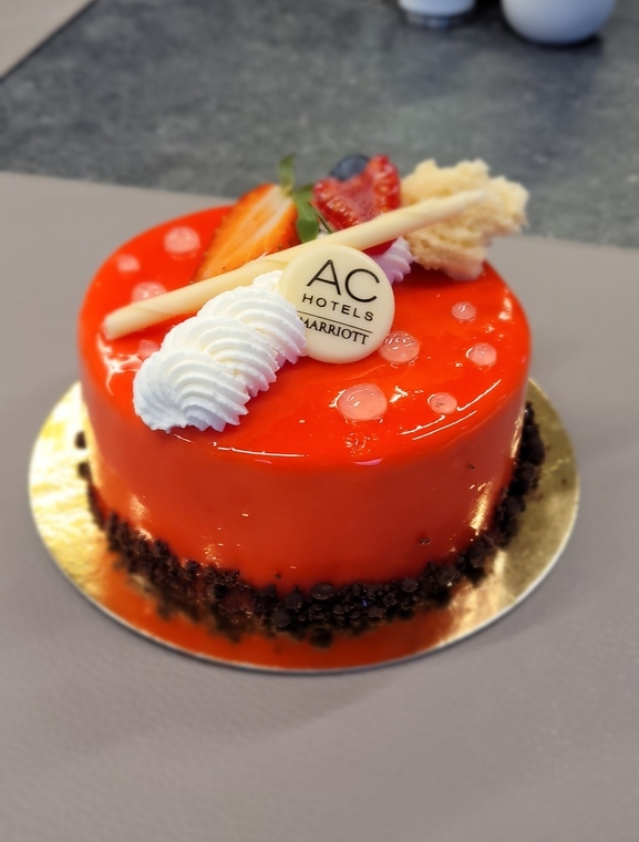 Mini torcik, idealny na indywidualną porcję, elegancka przyjemność.