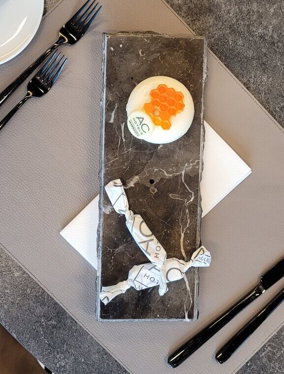 Deser z oferty specjalnej, zaskakujący smakiem i prezentacją.