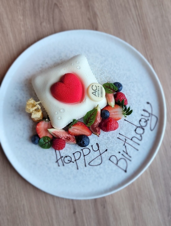 Monoporcja z serduszkiem na urodziny, pełna smaku i miłości.