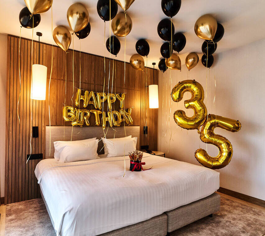 Hotel w Krakowie na urodziny – wyjątkowe dekoracje w pokoju